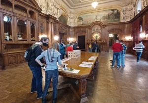 Uczniowie oglądający tyflografiki i modele 3D demonstrujące eksponaty zgromadzone w muzeum.