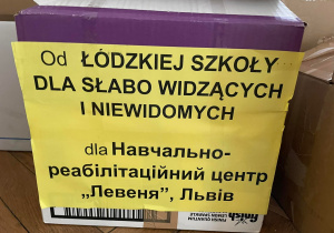Opakowanie kartonowe z napisem "Od Łódzkiej Szkoły dla Słabowidzących i Niewidomych" i napis w języku ukraińskim: Dla szkoły Lewenia we Lwowie.