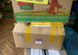 Kartonowe opakowania z darami dla Lwowa.