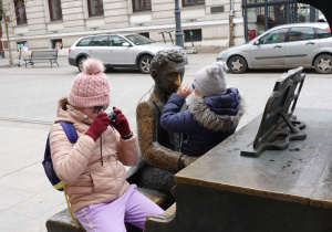 Uczennice robią selfie z Arturem Rubinsteinem.