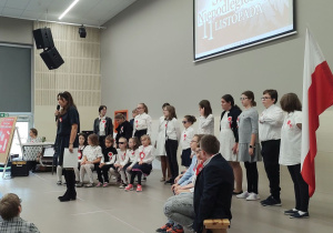 Uczniowie występujący podczas akademii.