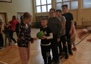 Zabawy sportowe w sali gimnastycznej.