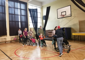 Zabawy sportowe w sali gimnastycznej.