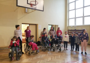 Zabawy sportowe w sali gimnastycznej.
