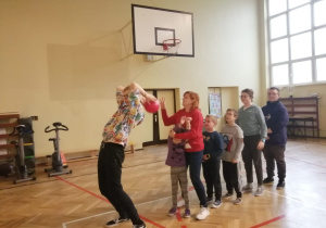 Zabawy sportowe w sali gimnastycznej.