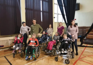 Zabawy sportowe w sali gimnastycznej.