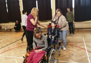 Zabawy sportowe w sali gimnastycznej.