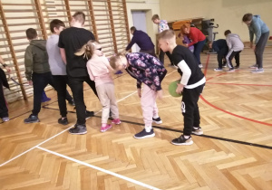 Zabawy sportowe w sali gimnastycznej.