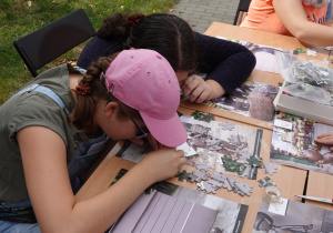 Dziewczynki układają z puzzle.
