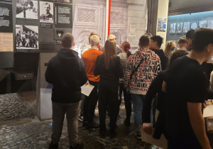 Uczniowie w Muzeum Powstania Warszawskiego.