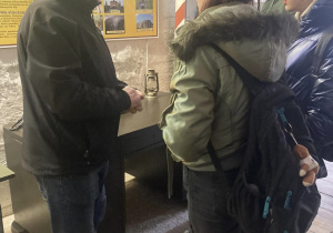 Uczniowie słuchają przewodnika.