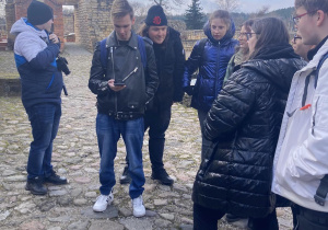 Uczniowie na dziedzińcu zamku.