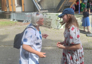 Nauczycielka muzyki udziela uczennicy ostatniej instrukcji przed występem.