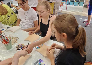 Uczestnicy festiwalu podczas zajęć plastycznych.