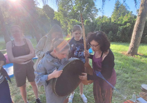 Uczennica próbuje gry na różnych instrumentach.