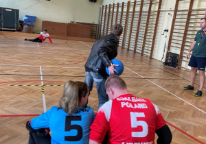 Uczniowie podczas pokazu goalballa.