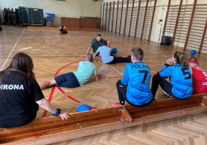 Uczniowie podczas pokazu goalballa.