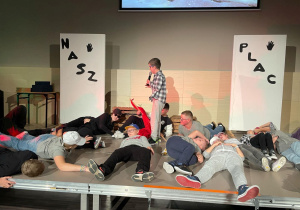 Uczniowie na scenie.