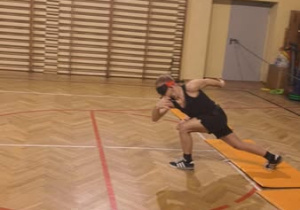 Trening w sali gimnastycznej.