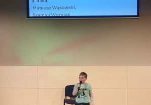 Chłopiec na scenie.