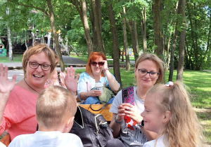 Uczestniczy odpoczywają na ławce.