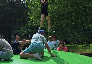 Dzieci skaczą na dmuchanych zabawkach.