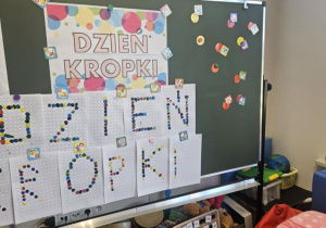 Tablica z napisem "Dzień Kropki".