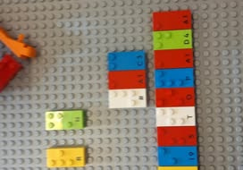 Klocki lego z brajlem.