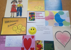 Tablica korkowa z kartkami zawierającymi życzenia, serduszka i uśmiechnięte buźki