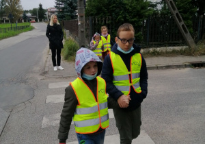 Dzieci przechodzące przez pasy w miejscu, gdzie nie ma sygnalizacji.