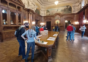 Uczniowie oglądający tyflografiki i modele 3D demonstrujące eksponaty zgromadzone w muzeum.