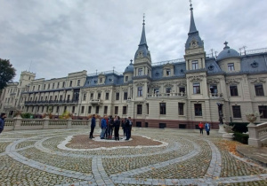 Uczniowie stojący na dziedzińcu Pałacu Poznańskiego.