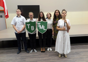 Uczniowie klasy pierwszej technikum masażu i prac biurowych wraz z wychowawczynią Panią Moniką Dąbrowską