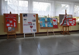 Wystawa prac uczniów dotycząca Święta Niepodległości Polski.
