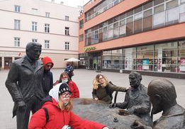 Uczniowie przy pomniku Trzech Fabrykantów na ul. Piotrkowskiej.