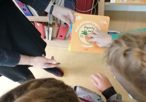 Uczniowie poznają książkę zapachową - jej strony po potarciu palcem wydzielają zapachy..