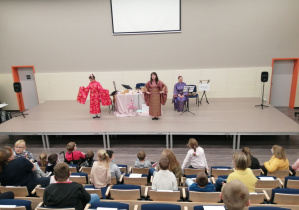 Aktorki prezentują tradycyjne stroje japońskie dla kobiet- kimona.
