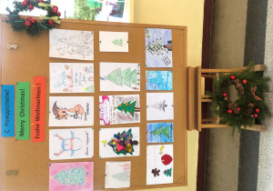 Wystawa kartek świątecznych z życzeniami w języku angielskim, języku niemieckim i języku rosyjskim.