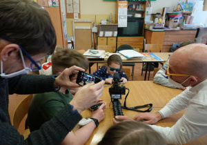 Uczniowie w czasie warsztatu fotograficznego prowadzonego przez Alexa i Erica.