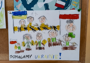 Rysunek przedstawiający dzieci na granicy polsko-ukraińskiej, dzieci trzymają flagi i kwiaty, na dole napis: pomagamy Ukrainie.