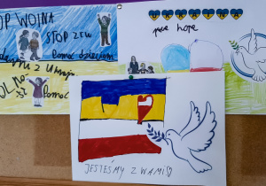 Rysunki uczniów: flagi Polki i Ukrainy, gołębie pokoju, radosne dzieci, napisy: stop złu, solidarni z Ukrainą, wolność, jesteśmy z wami.