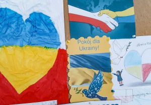 Prace plastyczne: po lewej duże niebiesko-żółte serce na tle flagi polskiej, po prawej dwie ręce w uścisku, gołębie pokoju, uśmiechnięte dzieci, napisy: pokój dla Ukrainy i Ukraino trzymaj się.
