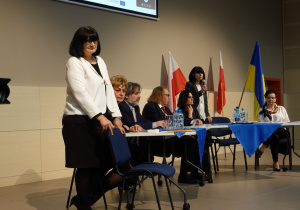 Pani dr hab. Dorota Podgórska-Jachnik prowadząca panel ekspercki. W tle siedzący za stołem eksperci.