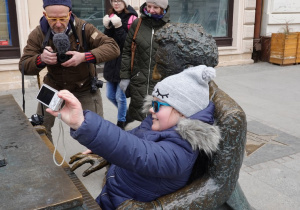 Uczennice robią selfie z Arturem Rubinsteinem.