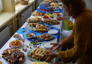 Stół zastawiony potrawami świątecznymi - ostatnie dokładane potrawy przez p. pedagog.