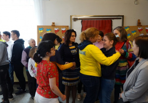 Goście z Ukrainy w otoczeniu naszych uczniów, nauczycieli.
