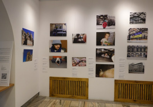 Ściana z zawieszonymi zdjęciami wykonanymi podczas trwania projektu.