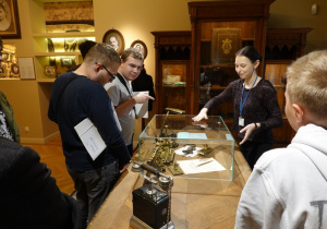 Uczniowie zwiedzający wystawę w muzeum.