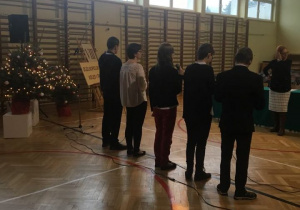 Uczniowie klas średnich śpiewający kolędę