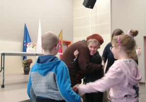 Uczennica przytula aktorkę przebraną za misia.